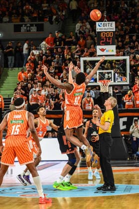 easyCredit BBL Ratiopharm Ulm against Rasta Vechta, Ratiopharm Arena Ulm 13 12 2025 successful Malik Osborne ratiopharm Ulm, 10 with a basket Ulm 13 12 2025 10 Matchday easyCredit BBL, Ratiopharm Ulm against Rasta Vechta, Ratiopharm Arena Ulm Copyright: xBEAUTIFULxSPORTS Märklx