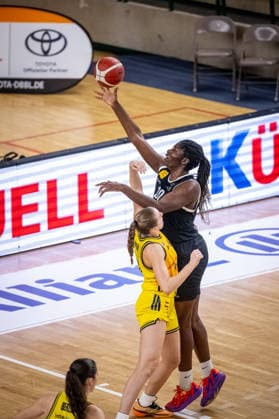Basketball Berlin 13 12 2025 Season 2025 2026 DBBL 1 Bundesliga Alba Berlin TK Hannover Luchse Serena Manala Hannover, No 20 Abby Muse Alba, No 31
