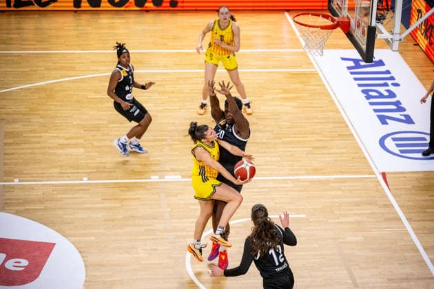 Basketball Berlin 13 12 2025 Season 2025 2026 DBBL 1 Bundesliga Alba Berlin TK Hannover Luchse Theresa Simon Alba, No 03 Serena Manala Hannover, No 20