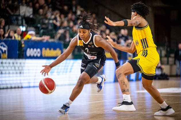 Basketball Berlin 13 12 2025 Season 2025 2026 DBBL 1 Bundesliga Alba Berlin TK Hannover Luchse Lashae Dwyer Hannover, No 02 Deeshyra Thomas Alba, No 21