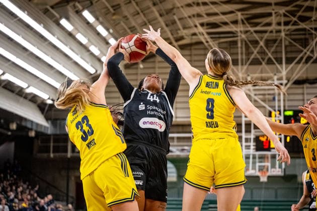 Basketball Berlin 13 12 2025 Season 2025 2026 DBBL 1 Bundesliga Alba Berlin TK Hannover Luchse Alyssa Brown Hannover, No 44 Emily Kiser Alba, No 33 Jo Raflo Alba, No 09