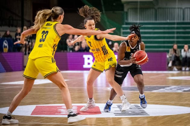 Basketball Berlin 13 12 2025 Season 2025 2026 DBBL 1 Bundesliga Alba Berlin TK Hannover Luchse Lashae Dwyer Hannover, No 02 Lena Gohlisch Alba, No 12