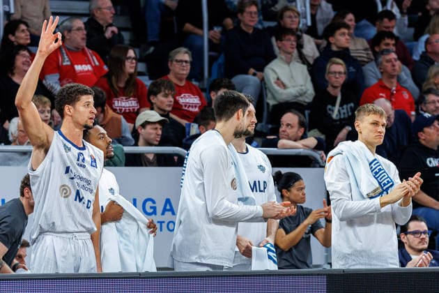 Team, squad, cheers, jubilation, positive emotions, positive emotion, BMA365 Bamberg Baskets vs MLP Academics Heidelberg, Basketball, easyCredit BBL, Matchday 10, 13 12 2025 BMA365 Bamberg Baskets vs MLP Academics Heidelberg, Basketball, easyCredit BBL, Matchday 10, 13 12 2025 Bamberg Copyright: xEibner-Pressefoto G.xSantemizx EP_EER