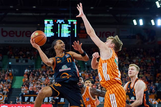 duel, duel between Alonzo Verge RASTA Vechta, 11 and Tobias Jensen ratiopharm ulm, 07 GER, ratiopharm ulm vs RASTA Vechta, Basketball, Matchday 10, EasyCredit Bundesliga, Season 2025 2026, 13 12 2025 GER, ratiopharm ulm vs RASTA Vechta, Basketball, Matchday 10, EasyCredit Bundesliga, Season 2025 2026, 13 12 2025 Neu Ulm Copyright: xEibner-Pressefoto GeraldxOelze-dexStoppanyx EP_ODS