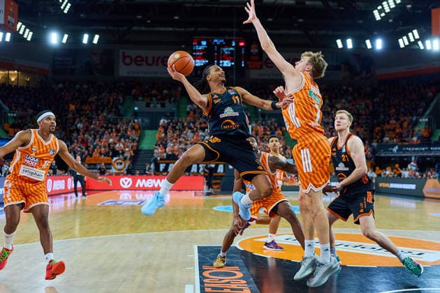 duel, duel between Alonzo Verge RASTA Vechta, 11 and Tobias Jensen ratiopharm ulm, 07 GER, ratiopharm ulm vs RASTA Vechta, Basketball, Matchday 10, EasyCredit Bundesliga, Season 2025 2026, 13 12 2025 GER, ratiopharm ulm vs RASTA Vechta, Basketball, Matchday 10, EasyCredit Bundesliga, Season 2025 2026, 13 12 2025 Neu Ulm Copyright: xEibner-Pressefoto GeraldxOelze-dexStoppanyx EP_ODS