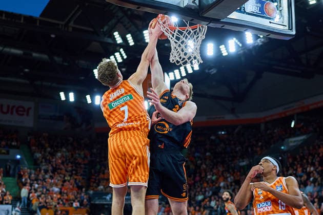 Tobias Jensen ratiopharm ulm, 07 Block from against t Lars Thiemann RASTA Vechta, 21 GER, ratiopharm ulm vs RASTA Vechta, Basketball, 10 Matchday, EasyCredit Bundesliga, Season 2025 2026, 13 12 2025 GER, ratiopharm ulm vs RASTA Vechta, Basketball, 10 Matchday, EasyCredit Bundesliga, Season 2025 2026, 13 12 2025 Neu Ulm Copyright: xEibner-Pressefoto GeraldxOelze-dexStoppanyx EP_ODS
