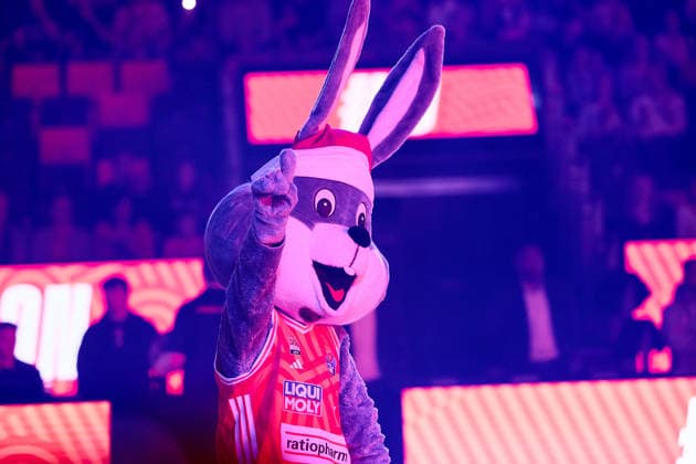 Mascot fun with Christmas hat GER, ratiopharm ulm vs RASTA Vechta, Basketball, Matchday 10, EasyCredit Bundesliga, Season 2025 2026, 13 12 2025 GER, ratiopharm ulm vs RASTA Vechta, Basketball, Matchday 10, EasyCredit Bundesliga, Season 2025 2026, 13 12 2025 New Ulm Copyright: xEibner-Pressefoto GeraldxOelze-dexStoppanyx EP_ODS