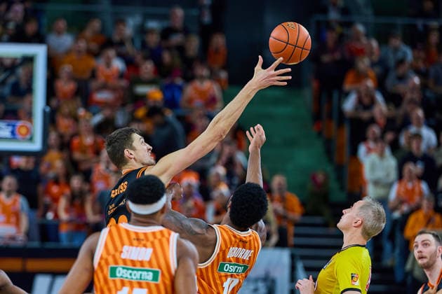 Tibor Pleiss RASTA Vechta, 22 wins the tip-off against Malik Osborne ratiopharm ulm, 10 GER, ratiopharm ulm vs RASTA Vechta, Basketball, Matchday 10, EasyCredit Bundesliga, Season 2025 2026, 13 12 2025 GER, ratiopharm ulm vs RASTA Vechta, Basketball, Matchday 10, EasyCredit Bundesliga, Season 2025 2026, 13 12 2025 Neu Ulm Copyright: xEibner-Pressefoto GeraldxOelze-dexStoppanyx EP_ODS