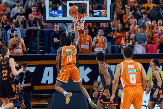 Malik Osborne ratiopharm ulm, 10 with the leading goal to 2 0 GER, ratiopharm ulm vs RASTA Vechta, Basketball, Matchday 10, EasyCredit Bundesliga, Season 2025 2026, 13 12 2025 GER, ratiopharm ulm vs RASTA Vechta, Basketball, Matchday 10, EasyCredit Bundesliga, Season 2025 2026, 13 12 2025 Neu Ulm Copyright: xEibner-Pressefoto GeraldxOelze-dexStoppanyx EP_ODS