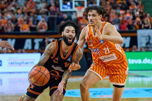 Duel, duel between Tevin Brown RASTA Vechta, 10 and Alec Anigbata ratiopharm ulm, 21 GER, ratiopharm ulm vs RASTA Vechta, Basketball, Matchday 10, EasyCredit Bundesliga, Season 2025 2026, 13 12 2025 GER, ratiopharm ulm vs RASTA Vechta, Basketball, Matchday 10, EasyCredit Bundesliga, Season 2025 2026, 13 12 2025 Neu Ulm Copyright: xEibner-Pressefoto GeraldxOelze-dexStoppanyx EP_ODS