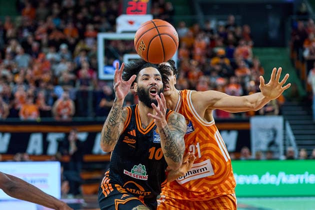 Duel, duel between Tevin Brown RASTA Vechta, 10 and Alec Anigbata ratiopharm ulm, 21 GER, ratiopharm ulm vs RASTA Vechta, Basketball, Matchday 10, EasyCredit Bundesliga, Season 2025 2026, 13 12 2025 GER, ratiopharm ulm vs RASTA Vechta, Basketball, Matchday 10, EasyCredit Bundesliga, Season 2025 2026, 13 12 2025 Neu Ulm Copyright: xEibner-Pressefoto GeraldxOelze-dexStoppanyx EP_ODS