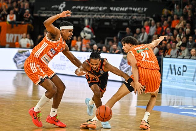 GER, BBL, ratiopharm Ulm vs Rasta Vechta 13 12 2025, ratiopharm arena, Neu Ulm, GER, BBL, ratiopharm Ulm vs Rasta Vechta, in the picture Alonzo Verge Vechta, 11 loses the ball against Justin Simon Ulm, 15 and Alec Anigbata Ulm, 21 nordphotoxGmbHx xHafner nph00200