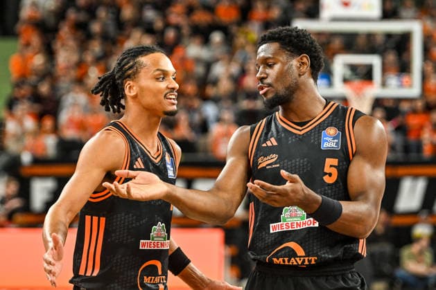 GER, BBL, ratiopharm Ulm vs Rasta Vechta 13 12 2025, ratiopharm arena, Neu Ulm, GER, BBL, ratiopharm Ulm vs Rasta Vechta, pictured Alonzo Verge Vechta, 11 , TJ Bamba Vechta, 5 , Discussion after ball loss nordphotoxGmbHx xHafner nph00200
