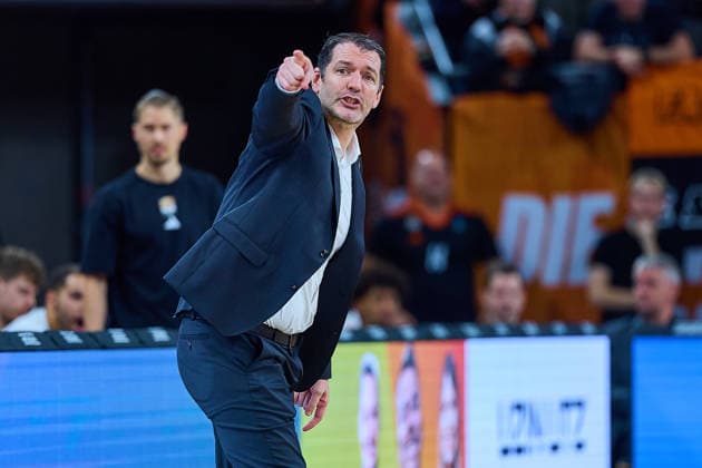 Ty Harrelson ratiopharm ulm, Head Coach shows the way GER, ratiopharm ulm vs RASTA Vechta, Basketball, Matchday 10, EasyCredit Bundesliga, Season 2025 2026, 13 12 2025 GER, ratiopharm ulm vs RASTA Vechta, Basketball, Matchday 10, EasyCredit Bundesliga, Season 2025 2026, 13 12 2025 New Ulm Copyright: xEibner-Pressefoto GeraldxOelze-dexStoppanyx EP_ODS