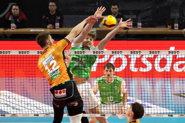 DEU, DVV, 1 VBL, BR Volleys vs TSV Hachingen Muenchen, 13 12 2025, Max Schmeling Halle, Berlin, DEU, DVV, 1 VBL, BR Volleys vs TSV Hachingen Muenchen, in the picture Florian Krage Brewitz BR Volleys 12 , Jakub Klajmon Haching Muenchen 15 nordphotoxGmbHx xEngler nph00076