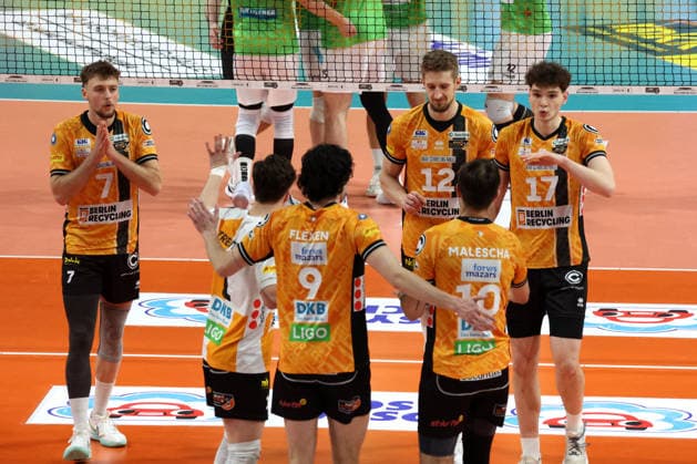 DEU, DVV, 1 VBL, BR Volleys vs TSV Hachingen Muenchen, 13 12 2025, Max Schmeling Halle, Berlin, DEU, DVV, 1 VBL, BR Volleys vs TSV Hachingen Muenchen, in the picture BR Volleys players circle nordphotoxGmbHx xEngler nph00076