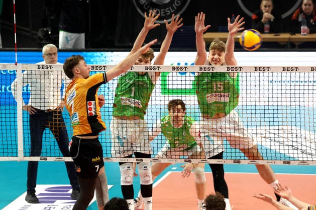 DEU, DVV, 1 VBL, BR Volleys vs TSV Hachingen Muenchen, 13 12 2025, Max Schmeling Halle, Berlin, DEU, DVV, 1 VBL, BR Volleys vs TSV Hachingen Muenchen, in the picture Simon Plaskie BR Volleys 7 , Oliver Wachtel Haching Muenchen 1 , Jakub Klajmon Haching Muenchen 15 nordphotoxGmbHx xEngler nph00076