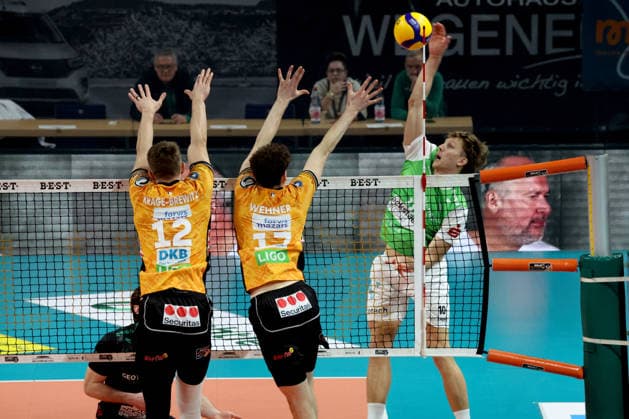 DEU, DVV, 1 VBL, BR Volleys vs TSV Hachingen Muenchen, 13 12 2025, Max Schmeling Halle, Berlin, DEU, DVV, 1 VBL, BR Volleys vs TSV Hachingen Muenchen, in the picture Florian Krage Brewitz BR Volleys 12 , Arthur Wehner BR Volleys 17 , Patrick Rupprecht Haching Muenchen 10 nordphotoxGmbHx xEngler nph00076