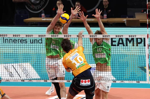 DEU, DVV, 1 VBL, BR Volleys vs TSV Hachingen Muenchen, 13 12 2025, Max Schmeling Halle, Berlin, DEU, DVV, 1 VBL, BR Volleys vs TSV Hachingen Muenchen, in the picture Daniel Malescha BR Volleys 10 , Jakub Klajmon Haching Muenchen 15 , Patrick Rupprecht Haching Muenchen 10 nordphotoxGmbHx xEngler nph00076