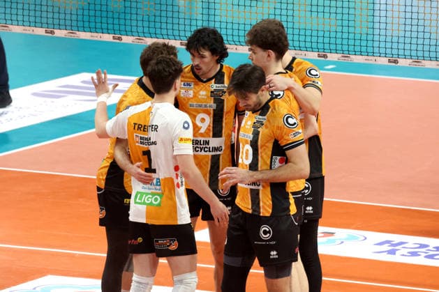 DEU, DVV, 1 VBL, BR Volleys vs TSV Hachingen Muenchen, 13 12 2025, Max Schmeling Halle, Berlin, DEU, DVV, 1 VBL, BR Volleys vs TSV Hachingen Muenchen, in the picture BR Volleys players circle nordphotoxGmbHx xEngler nph00076