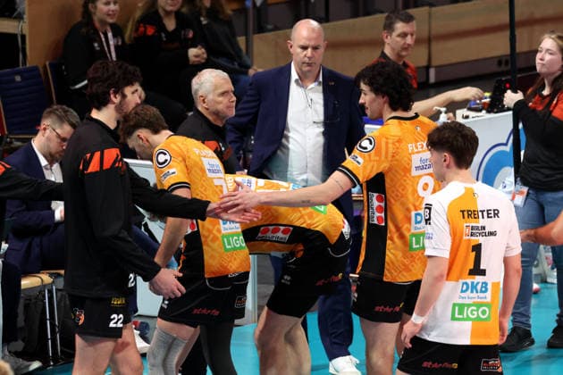 DEU, DVV, 1 VBL, BR Volleys vs TSV Hachingen Muenchen, 13 12 2025, Max Schmeling Halle, Berlin, DEU, DVV, 1 VBL, BR Volleys vs TSV Hachingen Muenchen, in the picture coach Joel Banks BR Volleys , BR Volleys player circle nordphotoxGmbHx xEngler nph00076