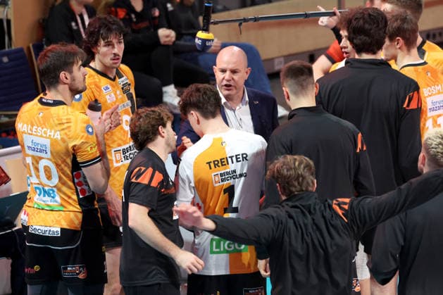 DEU, DVV, 1 VBL, BR Volleys vs TSV Hachingen Muenchen, 13 12 2025, Max Schmeling Halle, Berlin, DEU, DVV, 1 VBL, BR Volleys vs TSV Hachingen Muenchen, in the picture coach Joel Banks BR Volleys , BR Volleys player circle nordphotoxGmbHx xEngler nph00076