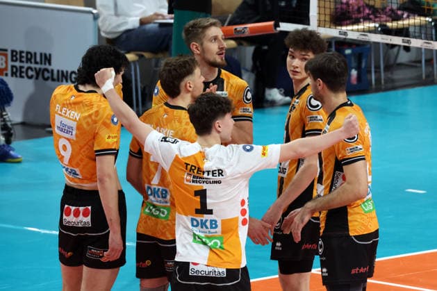 DEU, DVV, 1 VBL, BR Volleys vs TSV Hachingen Muenchen, 13 12 2025, Max Schmeling Halle, Berlin, DEU, DVV, 1 VBL, BR Volleys vs TSV Hachingen MTrainer Joel Banks BR Volleys , BR Volleys player group nordphotoxGmbHx xEngler nph00076