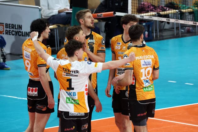 DEU, DVV, 1 VBL, BR Volleys vs TSV Hachingen Muenchen, 13 12 2025, Max Schmeling Halle, Berlin, DEU, DVV, 1 VBL, BR Volleys vs TSV Hachingen MTrainer Joel Banks BR Volleys , BR Volleys player group nordphotoxGmbHx xEngler nph00076