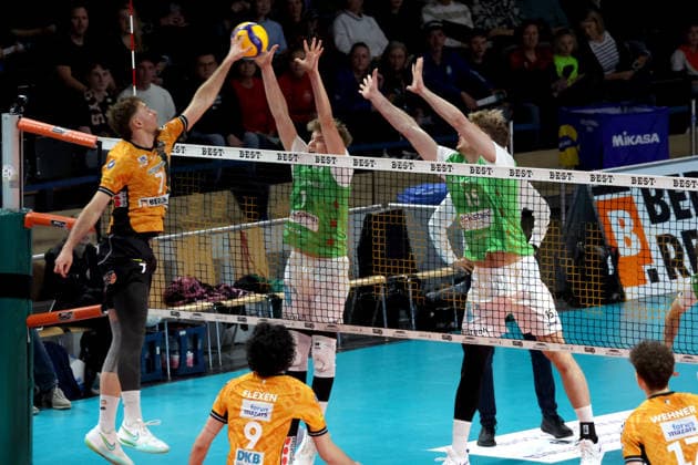 DEU, DVV, 1 VBL, BR Volleys vs TSV Hachingen Muenchen, 13 12 2025, Max Schmeling Halle, Berlin, DEU, DVV, 1 VBL, BR Volleys vs TSV Hachingen Muenchen, in the picture Simon Plaskie BR Volleys 7 , Oliver Wachtel Haching Muenchen 1 , Jakub Klajmon Haching Muenchen 15 nordphotoxGmbHx xEngler nph00076