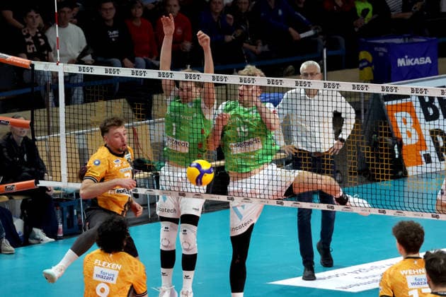 DEU, DVV, 1 VBL, BR Volleys vs TSV Hachingen Muenchen, 13 12 2025, Max Schmeling Halle, Berlin, DEU, DVV, 1 VBL, BR Volleys vs TSV Hachingen Muenchen, in the picture Simon Plaskie BR Volleys 7 , Oliver Wachtel Haching Muenchen 1 , Jakub Klajmon Haching Muenchen 15 , Haedcoach Mircea Dudas Haching Muenchen nordphotoxGmbHx xEngler nph00076