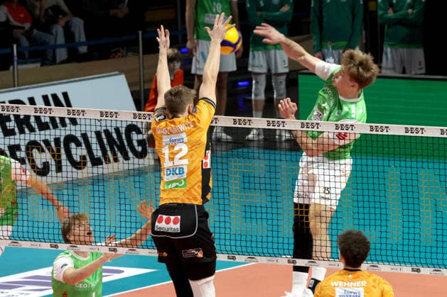 DEU, DVV, 1 VBL, BR Volleys vs TSV Hachingen Muenchen, 13 12 2025, Max Schmeling Halle, Berlin, DEU, DVV, 1 VBL, BR Volleys vs TSV Hachingen Muenchen, in the picture Florian Krage Brewitz BR Volleys 12 , Jakub Klajmon Haching Muenchen 15 nordphotoxGmbHx xEngler nph00076