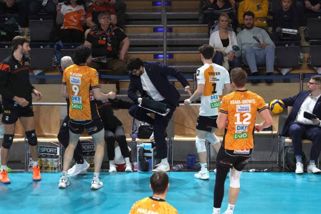 DEU, DVV, 1 VBL, BR Volleys vs TSV Hachingen Muenchen, 13 12 2025, Max Schmeling Halle, Berlin, DEU, DVV, 1 VBL, BR Volleys vs TSV Hachingen Muenchen, in the picture BR Volleys players bench, Co Coach Markus Steuerwald BR Volleys , Nolan Flexen BR Volleys 9 , Maximilian Treiter BR Volleys 1 , Florian Krage Brewitz BR Volleys 12 nordphotoxGmbHx xEngler nph00076