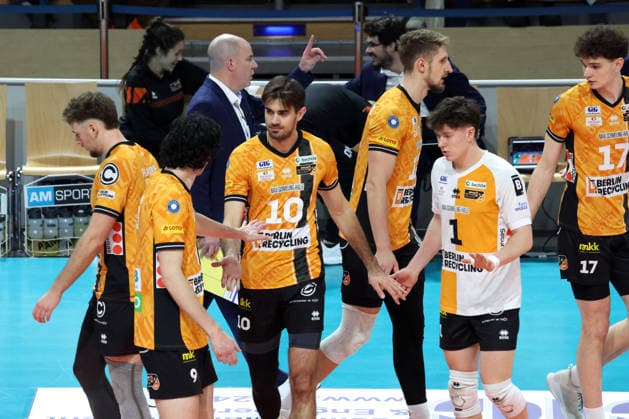 DEU, DVV, 1 VBL, BR Volleys vs TSV Hachingen Muenchen, 13 12 2025, Max Schmeling Halle, Berlin, DEU, DVV, 1 VBL, BR Volleys vs TSV Hachingen Muenchen, in the picture coach Joel Banks BR Volleys , BR Volleys player circle nordphotoxGmbHx xEngler nph00076