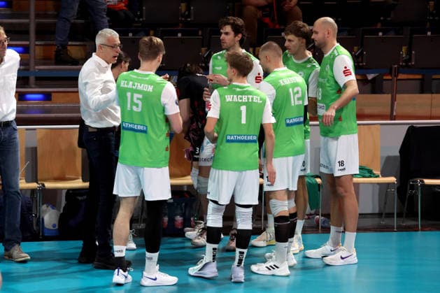 DEU, DVV, 1 VBL, BR Volleys vs TSV Hachingen Muenchen, 13 12 2025, Max Schmeling Halle, Berlin, DEU, DVV, 1 VBL, BR Volleys vs TSV Hachingen Muenchen, in the picture Haedcoach Mircea Dudas Haching Muenchen , Hachinger Spielerkreis nordphotoxGmbHx xEngler nph00076