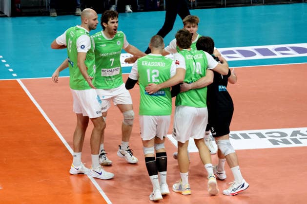 DEU, DVV, 1 VBL, BR Volleys vs TSV Hachingen Muenchen, 13 12 2025, Max Schmeling Halle, Berlin, DEU, DVV, 1 VBL, BR Volleys vs TSV Hachingen Muenchen, in the picture Hachingen players circle nordphotoxGmbHx xEngler nph00076