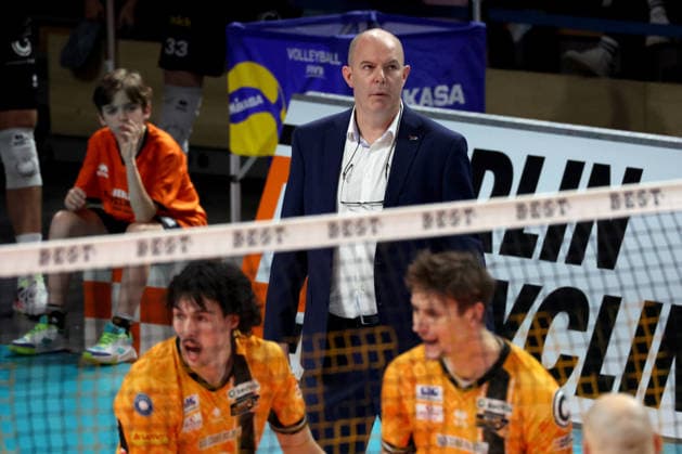 DEU, DVV, 1 VBL, BR Volleys vs TSV Hachingen Muenchen, 13 12 2025, Max Schmeling Halle, Berlin, DEU, DVV, 1 VBL, BR Volleys vs TSV Hachingen Muenchen, in the picture coach Joel Banks BR Volleys nordphotoxGmbHx xEngler nph00076