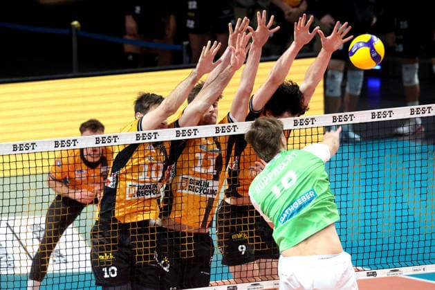 DEU, DVV, 1 VBL, BR Volleys vs TSV Hachingen Muenchen, 13 12 2025, Max Schmeling Halle, Berlin, DEU, DVV, 1 VBL, BR Volleys vs TSV Hachingen Muenchen, in the picture Daniel Malescha BR Volleys 10 , Jelle Bosma BR Volleys 11 , Nolan Flexen BR Volleys 9 , Patrick Rupprecht Haching Muenchen 10 nordphotoxGmbHx xEngler nph00076