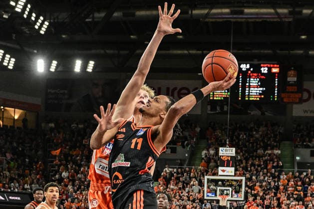 easyCredit BBL Ratiopharm Ulm vs Rasta Vechta, Ratiopharm Arena Ulm 13 12 2025 Alonzo Verge jr Rasta Vechta, 11 vs Teo Milicic ratiopharm Ulm, 44 Ulm 13 12 2025 10 Matchday easyCredit BBL, Ratiopharm Ulm vs Rasta Vechta, Ratiopharm Arena Ulm Copyright: xBEAUTIFULxSPORTS Märklx