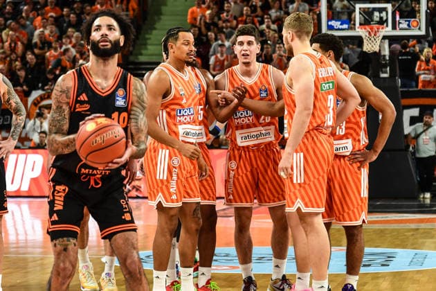 easyCredit BBL Ratiopharm Ulm against Rasta Vechta, Ratiopharm Arena Ulm 13 12 2025 Ulm players confer during free throw by Tevin Brown Rasta Vechta, 10 Ulm 13 12 2025 10 Matchday easyCredit BBL, Ratiopharm Ulm against Rasta Vechta, Ratiopharm Arena Ulm Copyright: xBEAUTIFULxSPORTS Märklx