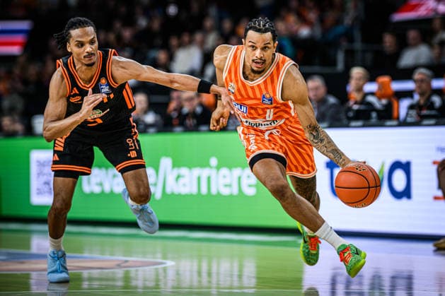 Neu Ulm, Germany, 13 12 25 Alonzo Verge Jr Rasta Vechta and Nelson Weidemann ratiopharm ulm in a duel during the Basketball Bundesliga match between ratiopharm ulm vs Rasta Vechta at ratiopharm Arena on December 13, 2025 in Neu Ulm, Germany Photo by Harry Langer DeFodi Images ratiopharm Arena, Germany, 13 12 25 Alonzo Verge Jr Rasta Vechta and Nelson Weidemann ratiopharm ulm battle for the ball during the Basketball Bundesliga match between ratiopharm ulm vs Rasta Vechta at Neu Ulm on December 13, 2025 in ratiopharm Arena, Germany Photo by Harry Langer DeFodi Images Photo by Harry Langer DeFodi Images