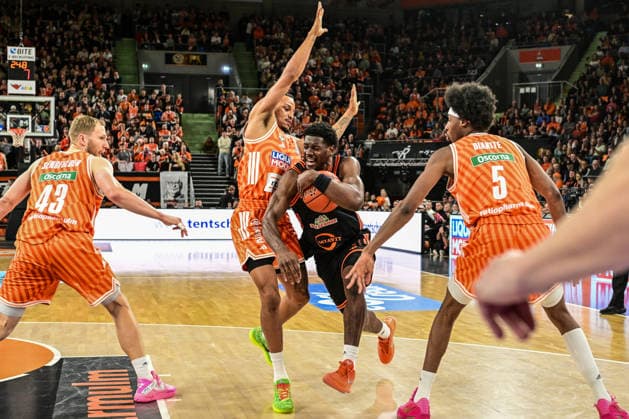 easyCredit BBL Ratiopharm Ulm against Rasta Vechta, Ratiopharm Arena Ulm 13 12 2025 Tj Bamba Rasta Vechta, 5 against Nelson Weidemann ratiopharm Ulm, 0 Ulm 13 12 2025 10 Matchday easyCredit BBL, Ratiopharm Ulm against Rasta Vechta, Ratiopharm Arena Ulm Copyright: xBEAUTIFULxSPORTS Märklx