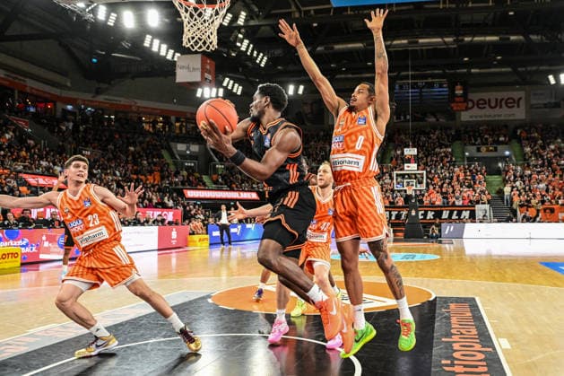 easyCredit BBL Ratiopharm Ulm against Rasta Vechta, Ratiopharm Arena Ulm 13 12 2025 Tj Bamba Rasta Vechta, 5 against Nelson Weidemann ratiopharm Ulm, 0 Ulm 13 12 2025 10 Matchday easyCredit BBL, Ratiopharm Ulm against Rasta Vechta, Ratiopharm Arena Ulm Copyright: xBEAUTIFULxSPORTS Märklx