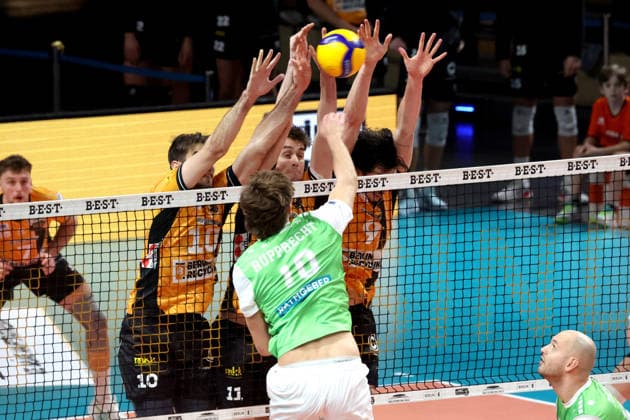 DEU, DVV, 1 VBL, BR Volleys vs TSV Hachingen Muenchen, 13 12 2025, Max Schmeling Halle, Berlin, DEU, DVV, 1 VBL, BR Volleys vs TSV Hachingen Muenchen, in the picture Daniel Malescha BR Volleys 10 , Jelle Bosma BR Volleys 11 , Nolan Flexen BR Volleys 9 , Patrick Rupprecht Haching Muenchen 10 nordphotoxGmbHx xEngler nph00076