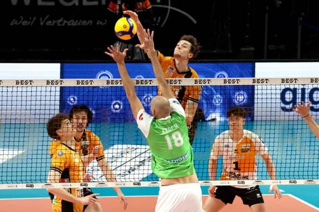 DEU, DVV, 1 VBL, BR Volleys vs TSV Hachingen Muenchen, 13 12 2025, Max Schmeling Halle, Berlin, DEU, DVV, 1 VBL, BR Volleys vs TSV Hachingen Muenchen, in the picture Jelle Bosma BR Volleys 11 , Nolan Flexen BR Volleys 9 , Arthur Wehner BR Volleys 17 , Maximilian Treiter BR Volleys 1 , Iven Fietje Ferch Haching Muenchen 18 nordphotoxGmbHx xEngler nph00076