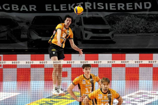DEU, DVV, 1 VBL, BR Volleys vs TSV Hachingen Muenchen, 13 12 2025, Max Schmeling Halle, Berlin, DEU, DVV, 1 VBL, BR Volleys vs TSV Hachingen Muenchen, in the picture serve of Nolan Flexen BR Volleys 9 nordphotoxGmbHx xEngler nph00076