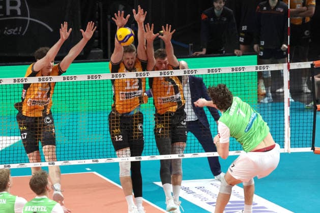DEU, DVV, 1 VBL, BR Volleys vs TSV Hachingen Muenchen, 13 12 2025, Max Schmeling Halle, Berlin, DEU, DVV, 1 VBL, BR Volleys vs TSV Hachingen Muenchen, in the picture Arthur Wehner BR Volleys 17 , Florian Krage Brewitz BR Volleys 12 , Simon Plaskie BR Volleys 7 , Yoan David Haching Muenchen 7 nordphotoxGmbHx xEngler nph00076