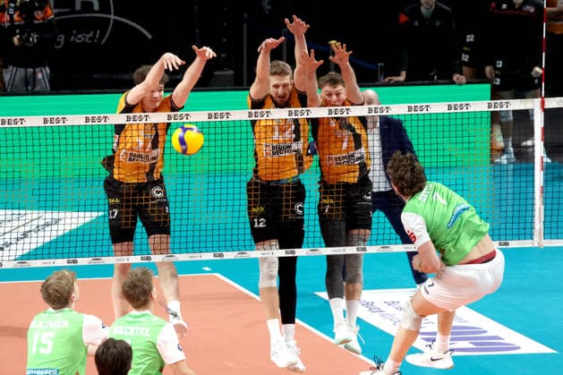 DEU, DVV, 1 VBL, BR Volleys vs TSV Hachingen Muenchen, 13 12 2025, Max Schmeling Halle, Berlin, DEU, DVV, 1 VBL, BR Volleys vs TSV Hachingen Muenchen, in the picture Arthur Wehner BR Volleys 17 , Florian Krage Brewitz BR Volleys 12 , Simon Plaskie BR Volleys 7 , Yoan David Haching Muenchen 7 nordphotoxGmbHx xEngler nph00076