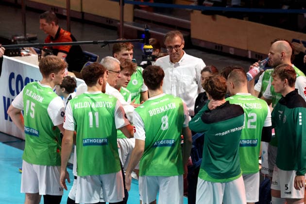 DEU, DVV, 1 VBL, BR Volleys vs TSV Hachingen Muenchen, 13 12 2025, Max Schmeling Halle, Berlin, DEU, DVV, 1 VBL, BR Volleys vs TSV Hachingen Muenchen, in the picture Haedcoach Mircea Dudas Haching Muenchen , Hachinger Spielerkreis nordphotoxGmbHx xEngler nph00076