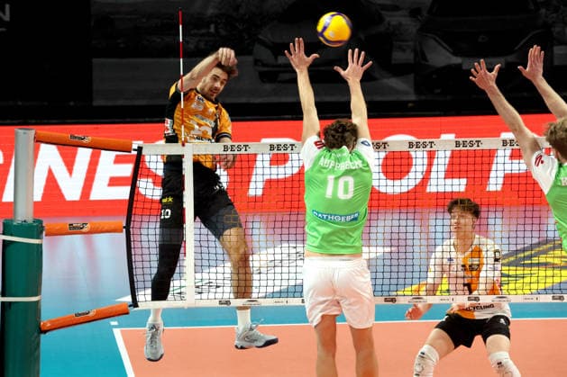 DEU, DVV, 1 VBL, BR Volleys vs TSV Hachingen Muenchen, 13 12 2025, Max Schmeling Halle, Berlin, DEU, DVV, 1 VBL, BR Volleys vs TSV Hachingen Muenchen, in the picture Daniel Malescha BR Volleys 10 , Patrick Rupprecht Haching Muenchen 10 nordphotoxGmbHx xEngler nph00076