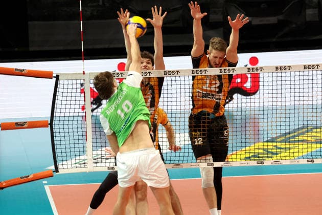 DEU, DVV, 1 VBL, BR Volleys vs TSV Hachingen Muenchen, 13 12 2025, Max Schmeling Halle, Berlin, DEU, DVV, 1 VBL, BR Volleys vs TSV Hachingen Muenchen, in the picture Arthur Wehner BR Volleys 17 , Florian Krage Brewitz BR Volleys 12 , Patrick Rupprecht Haching Muenchen 10 nordphotoxGmbHx xEngler nph00076